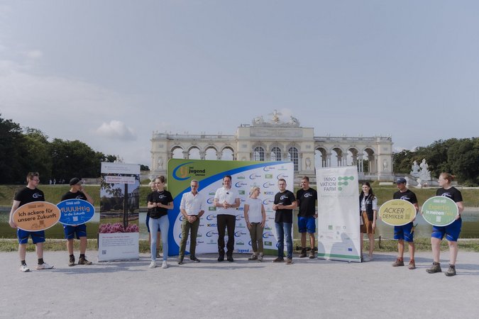 Sensenmähen vor der Gloriette
